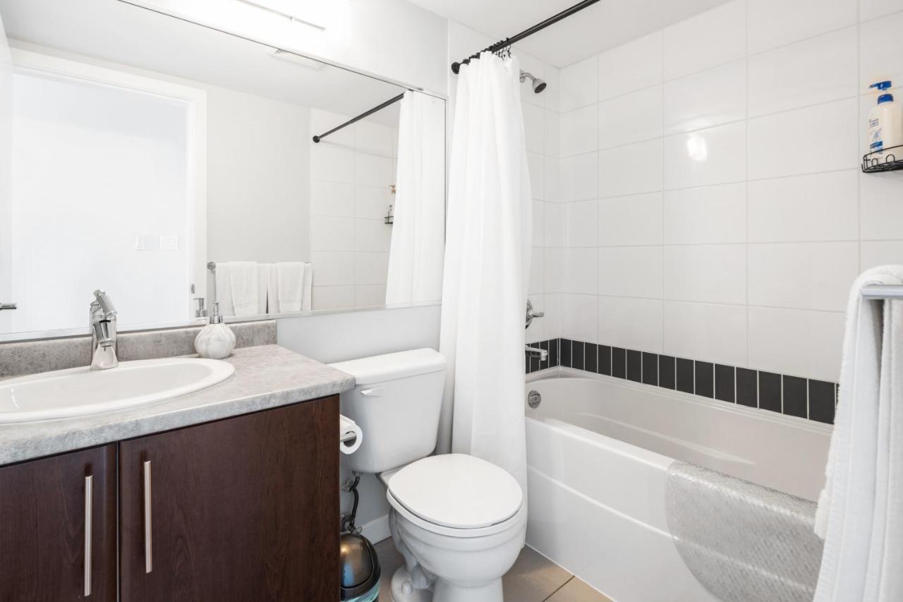 Gardenview Modern Condo With Parking, Gym, Pool, Ac 溫哥華 外观 照片